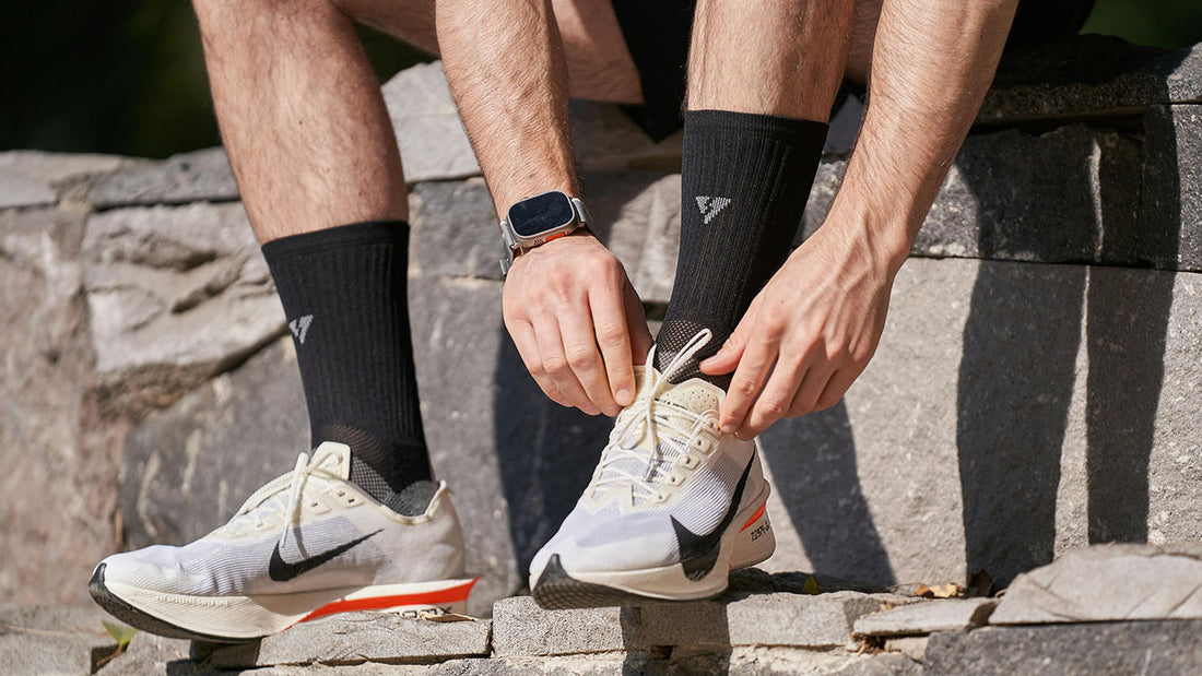 Hardloper trekt Hardloopschoenen aan