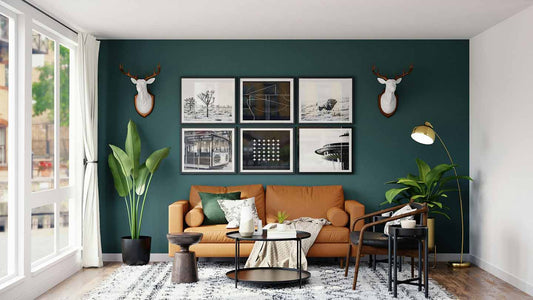 Zwart-wit posters aan de muur in woonkamer
