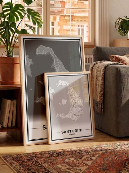 Santorini Eilandkaart – Poster - Twee posters in een woonkamer