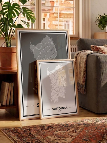 Sardinië Eilandkaart – Poster - Twee posters in een woonkamer