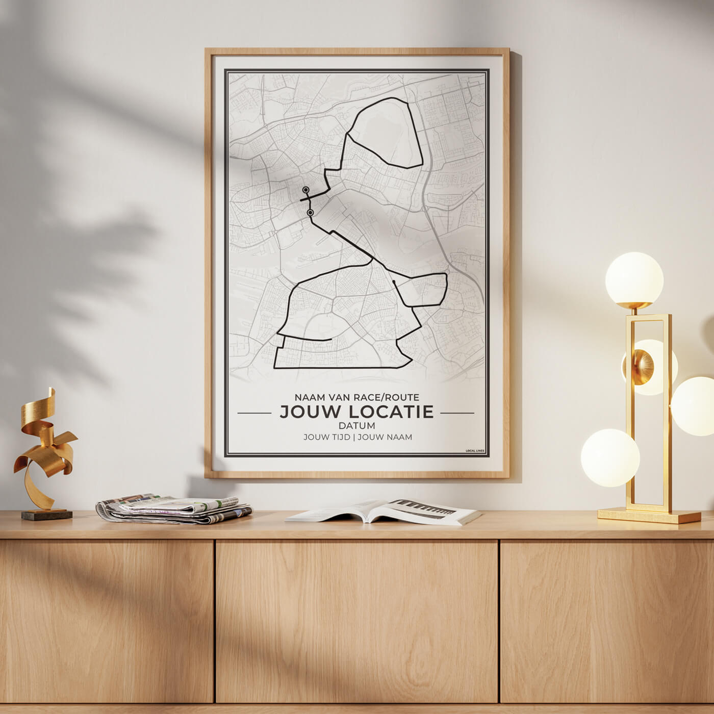 Poster met jouw route ingelijst aan muur in woonkamer