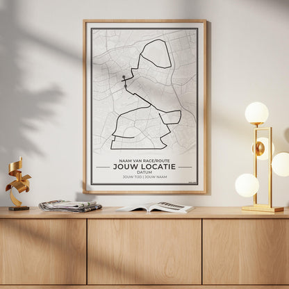 Poster met jouw route ingelijst aan muur in woonkamer