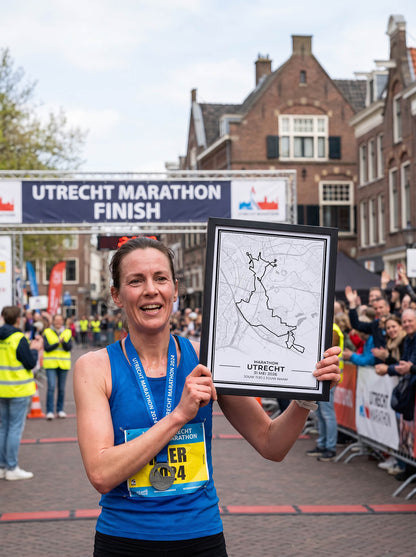 Routeposter Utrecht 2027 ingelijste poster bij finishlijn algemeen