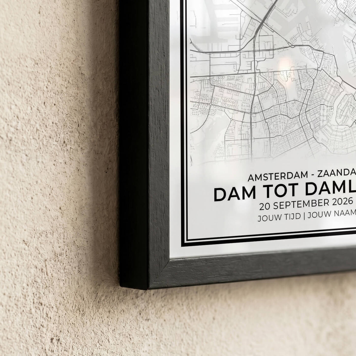 Detail van Routeposter Dam tot Damloop 2026 ingelijst in Zwart Frame