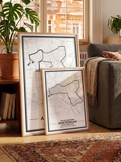 Ingelijste hardloopposters TCS Amsterdam in woonkamer algemeen