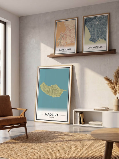 Madeira Eilandkaart – Poster - Drie posters in een woonkamer