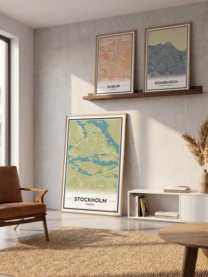 Stockholm Stadskaart – Poster - Drie posters in een woonkamer