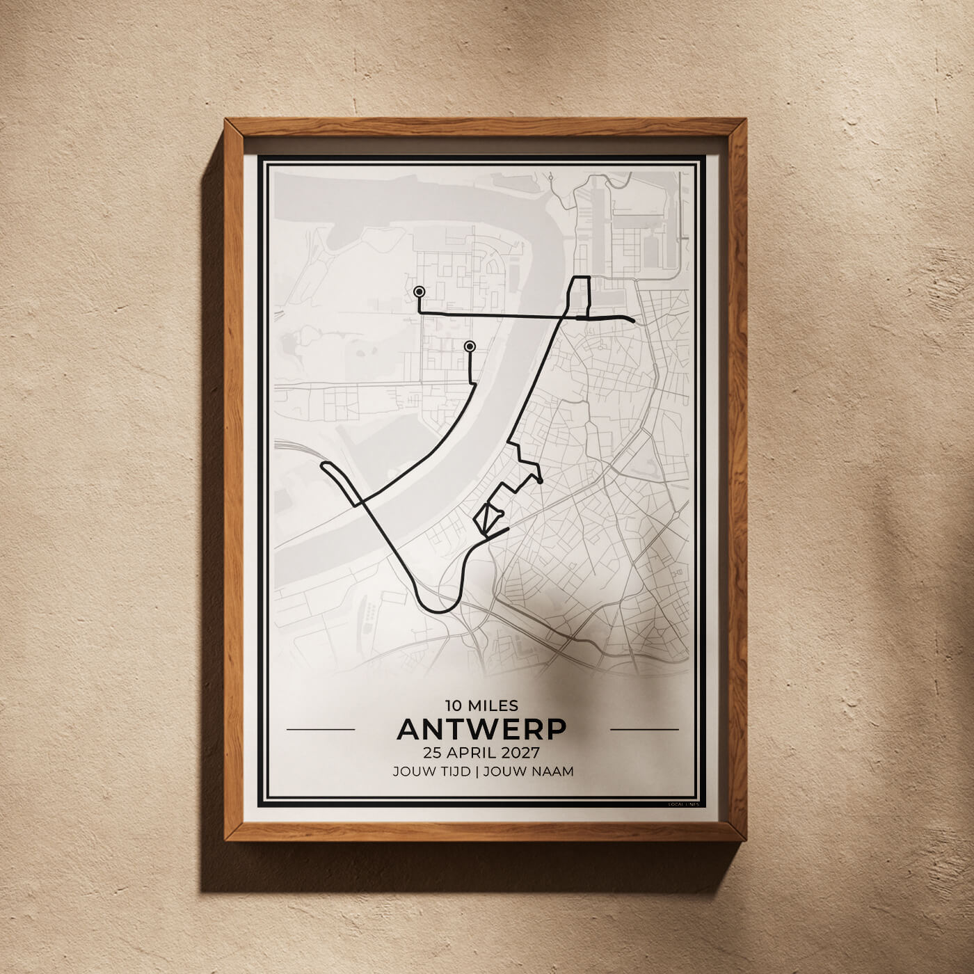 10 Miles Antwerpen hardloopposter ingelijst in woonkamer interieur