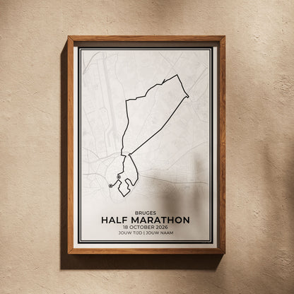 Halve marathon Brugge hardloopposter ingelijst in woonkamer interieur