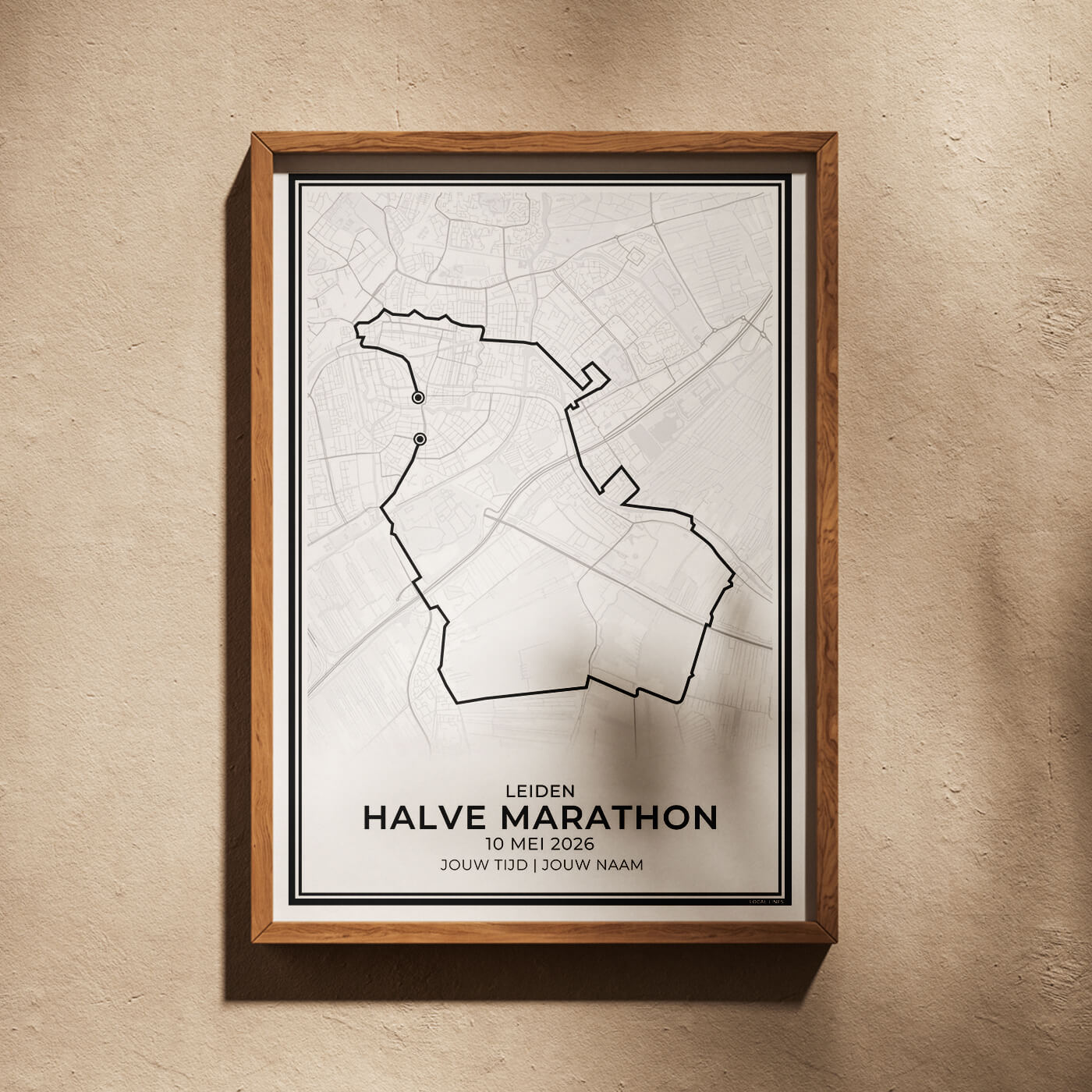 Halve marathon Leiden hardloopposter ingelijst in woonkamer interieur