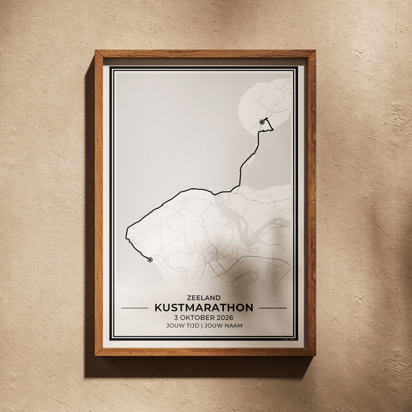 Kustmarathon Zeeland hardloopposter ingelijst in woonkamer interieur