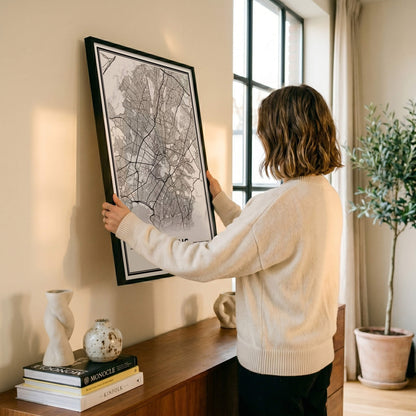 Athene Stadskaart – Poster - Vrouw hangt wanddecoratie op