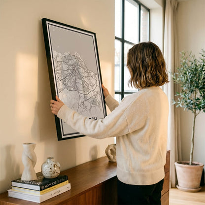 Edinburgh Stadskaart – Poster - Vrouw hangt wanddecoratie op