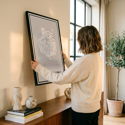 Gran Canaria Eilandkaart – Poster - Vrouw hangt wanddecoratie op