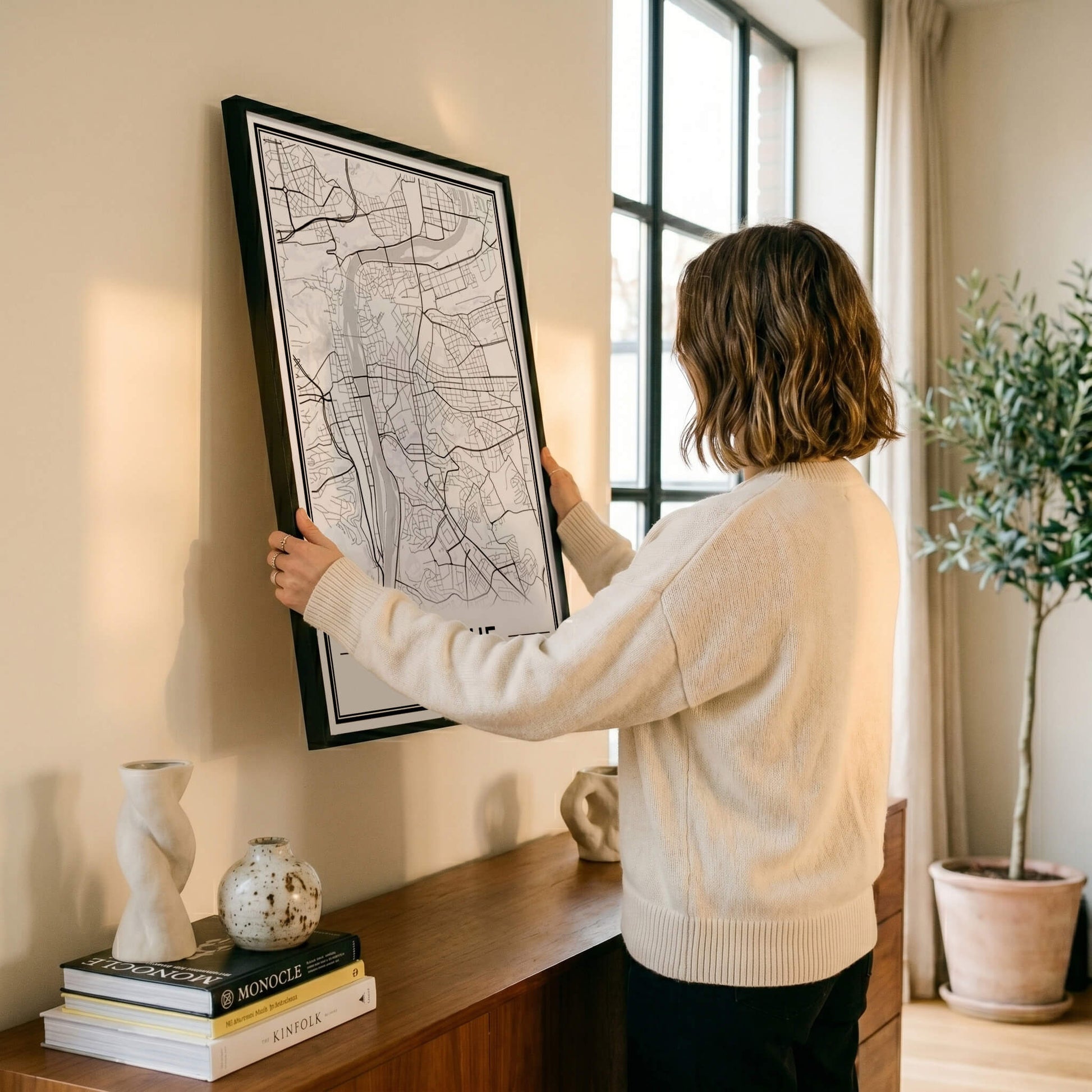 Praag Stadskaart – Poster - Vrouw hangt wanddecoratie op