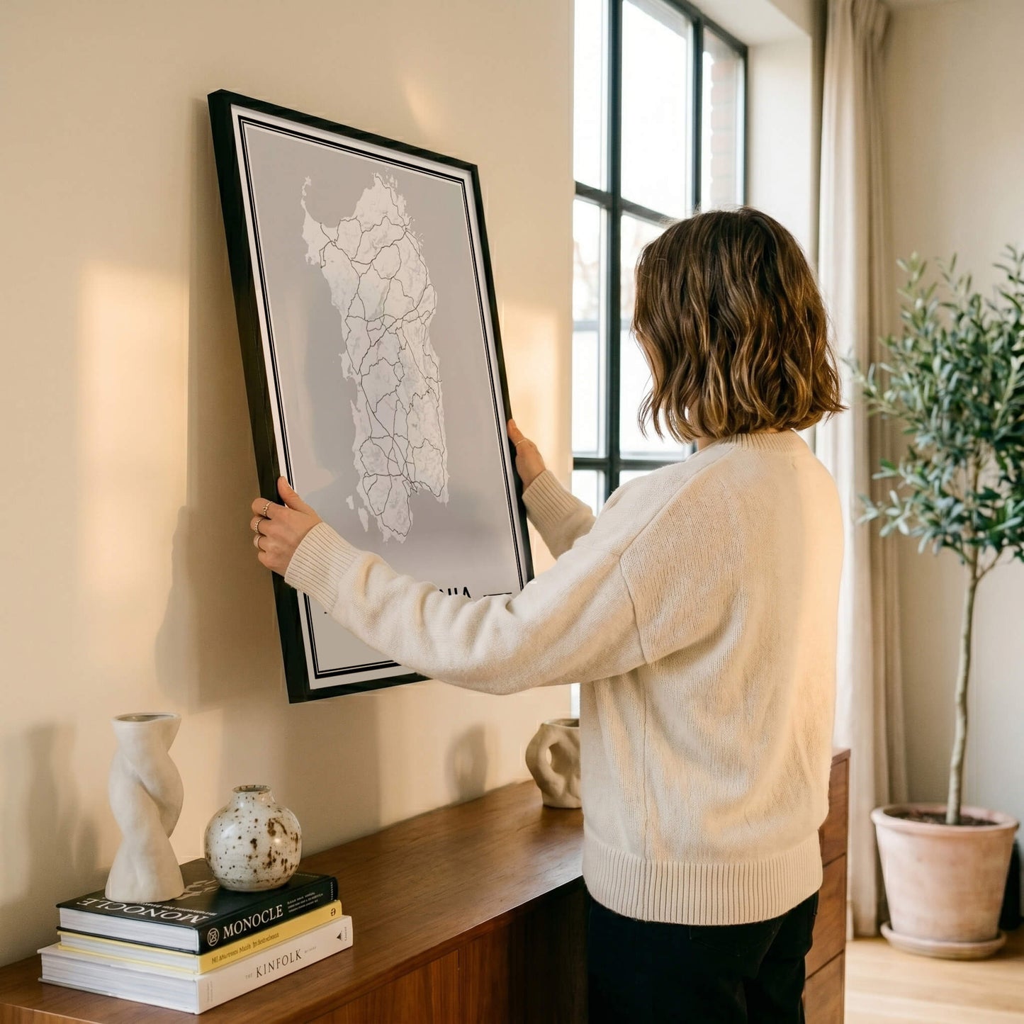 Sardinië Eilandkaart – Poster - Vrouw hangt wanddecoratie op