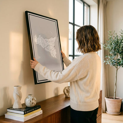 Sicilië Eilandkaart – Poster - Vrouw hangt wanddecoratie op