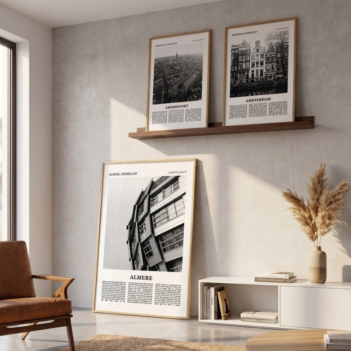 Drie ingelijste posters boven de bank in de woonkamer met Almere Fotoposter – Zwart-Wit in het groot