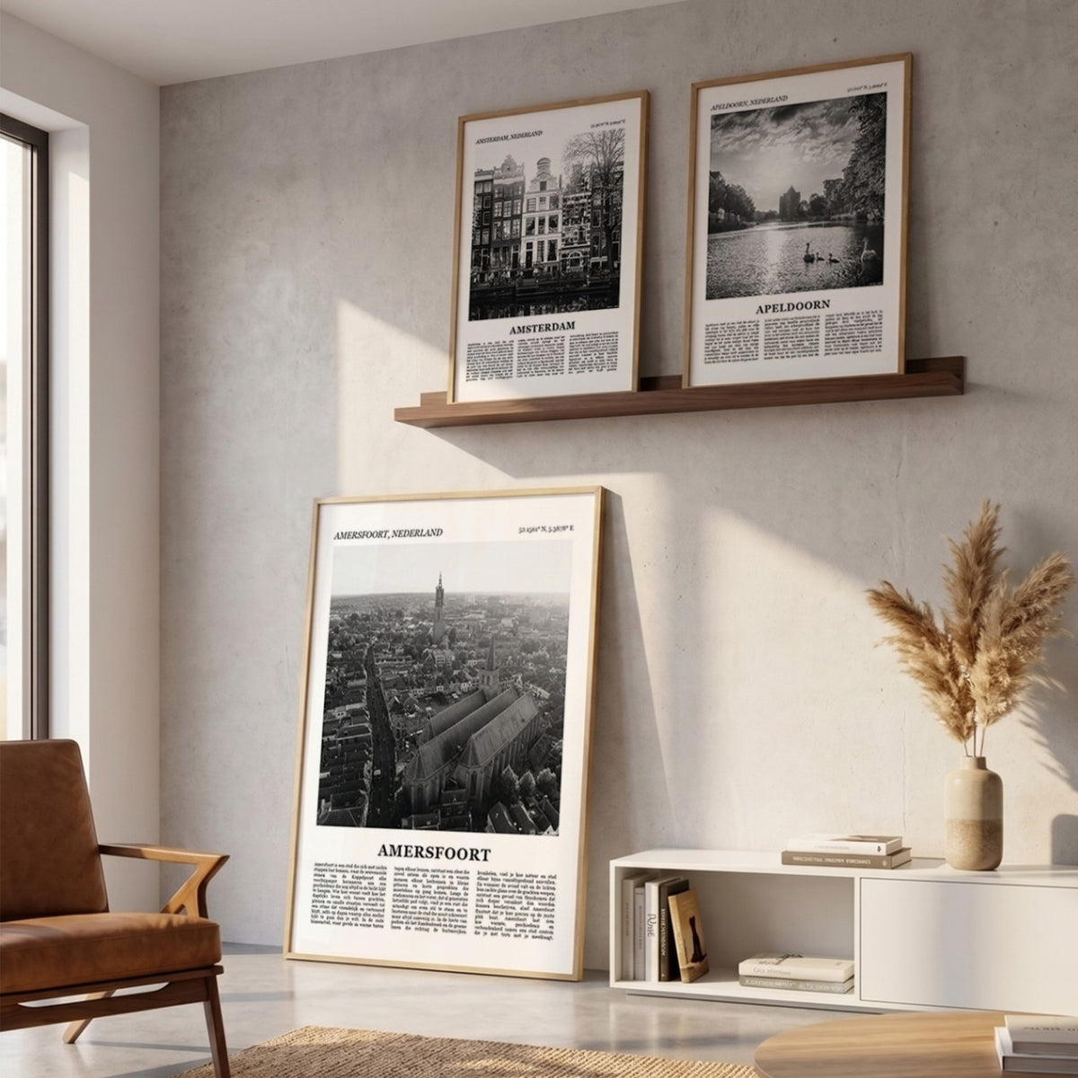 Drie ingelijste posters boven de bank in de woonkamer met Amersfoort Fotoposter – Zwart-Wit in het groot