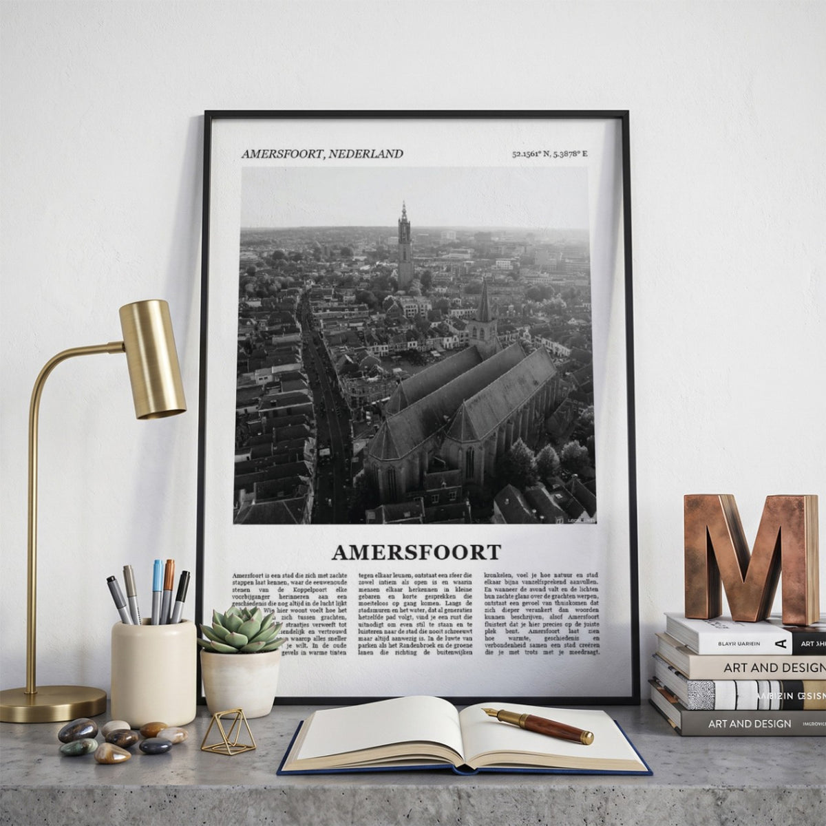 Ingelijste Amersfoort Fotoposter – Zwart-Wit op een bureau in zwarte fotolijst