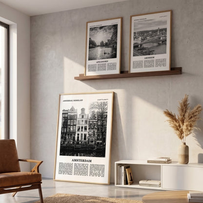 Drie ingelijste posters boven de bank in de woonkamer met Amsterdam Fotoposter – Zwart-Wit in het groot
