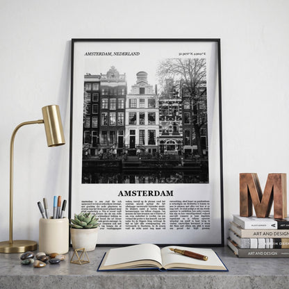 Ingelijste Amsterdam Fotoposter – Zwart-Wit op een bureau in zwarte fotolijst