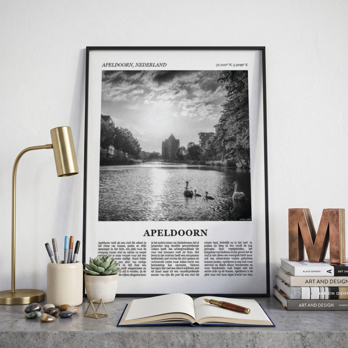Ingelijste Apeldoorn Fotoposter – Zwart-Wit op een bureau in zwarte fotolijst