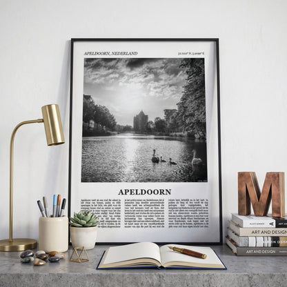 Ingelijste Apeldoorn Fotoposter – Zwart-Wit op een bureau in zwarte fotolijst