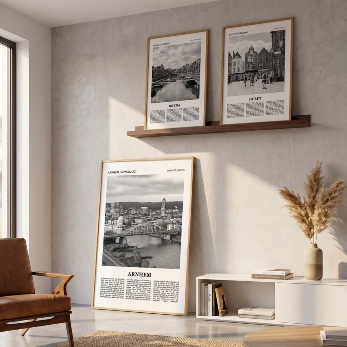 Drie ingelijste posters boven de bank in de woonkamer met Arnhem Fotoposter – Zwart-Wit in het groot
