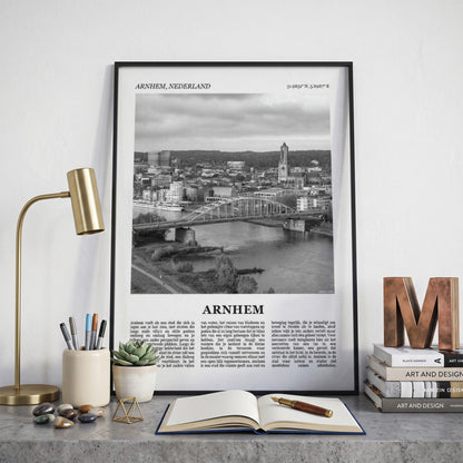 Ingelijste Arnhem Fotoposter – Zwart-Wit op een bureau in zwarte fotolijst
