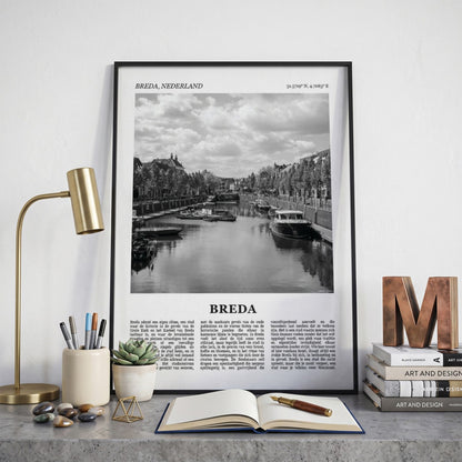Ingelijste Breda Fotoposter – Zwart-Wit op een bureau in zwarte fotolijst
