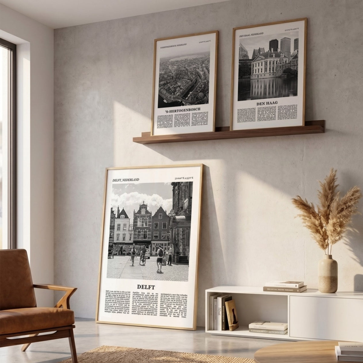 Drie ingelijste posters boven de bank in de woonkamer met Delft Fotoposter – Zwart-Wit in het groot