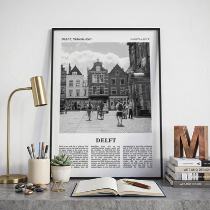 Ingelijste Delft Fotoposter – Zwart-Wit op een bureau in zwarte fotolijst