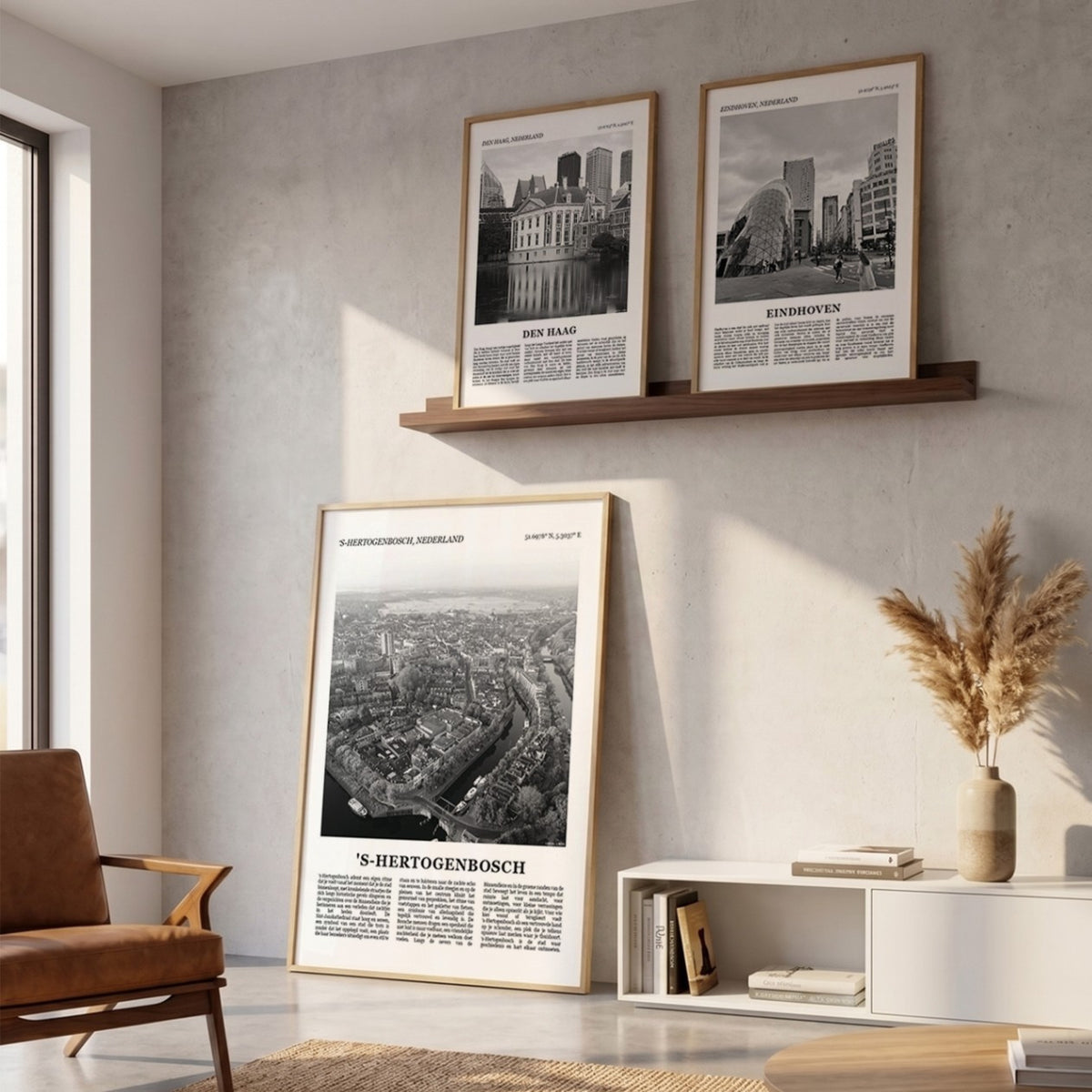 Drie ingelijste posters boven de bank in de woonkamer met s-Hertogenbosch Fotoposter – Zwart-Wit in het groot