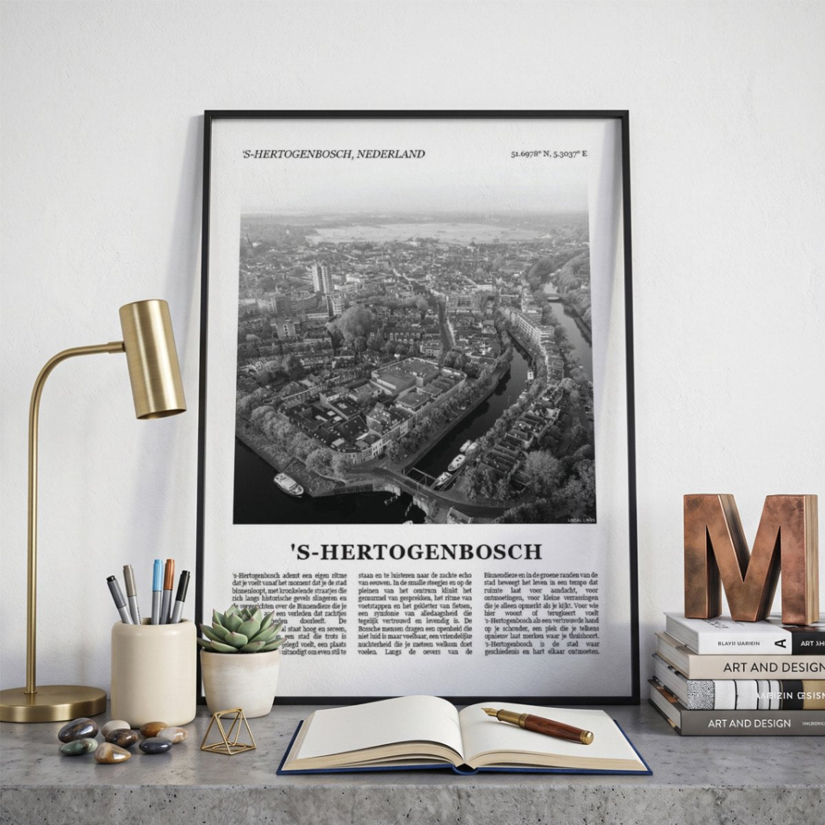 Ingelijste s-Hertogenbosch Fotoposter – Zwart-Wit op een bureau in zwarte fotolijst