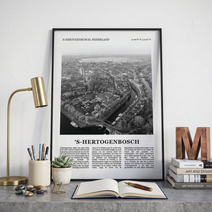 Ingelijste s-Hertogenbosch Fotoposter – Zwart-Wit op een bureau in zwarte fotolijst