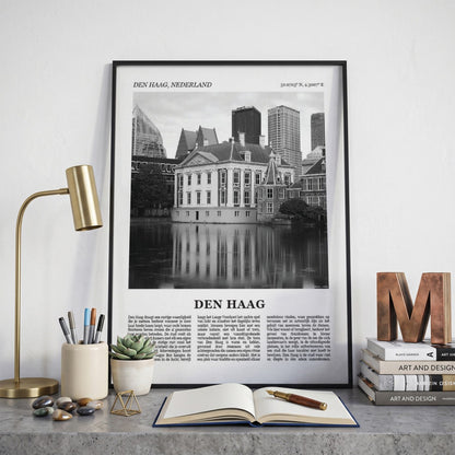Ingelijste Den Haag Fotoposter – Zwart-Wit op een bureau in zwarte fotolijst