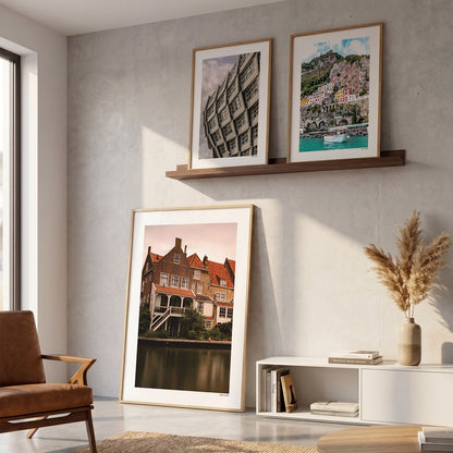 Drie fotoposters in woonkamer interieur - Kleur