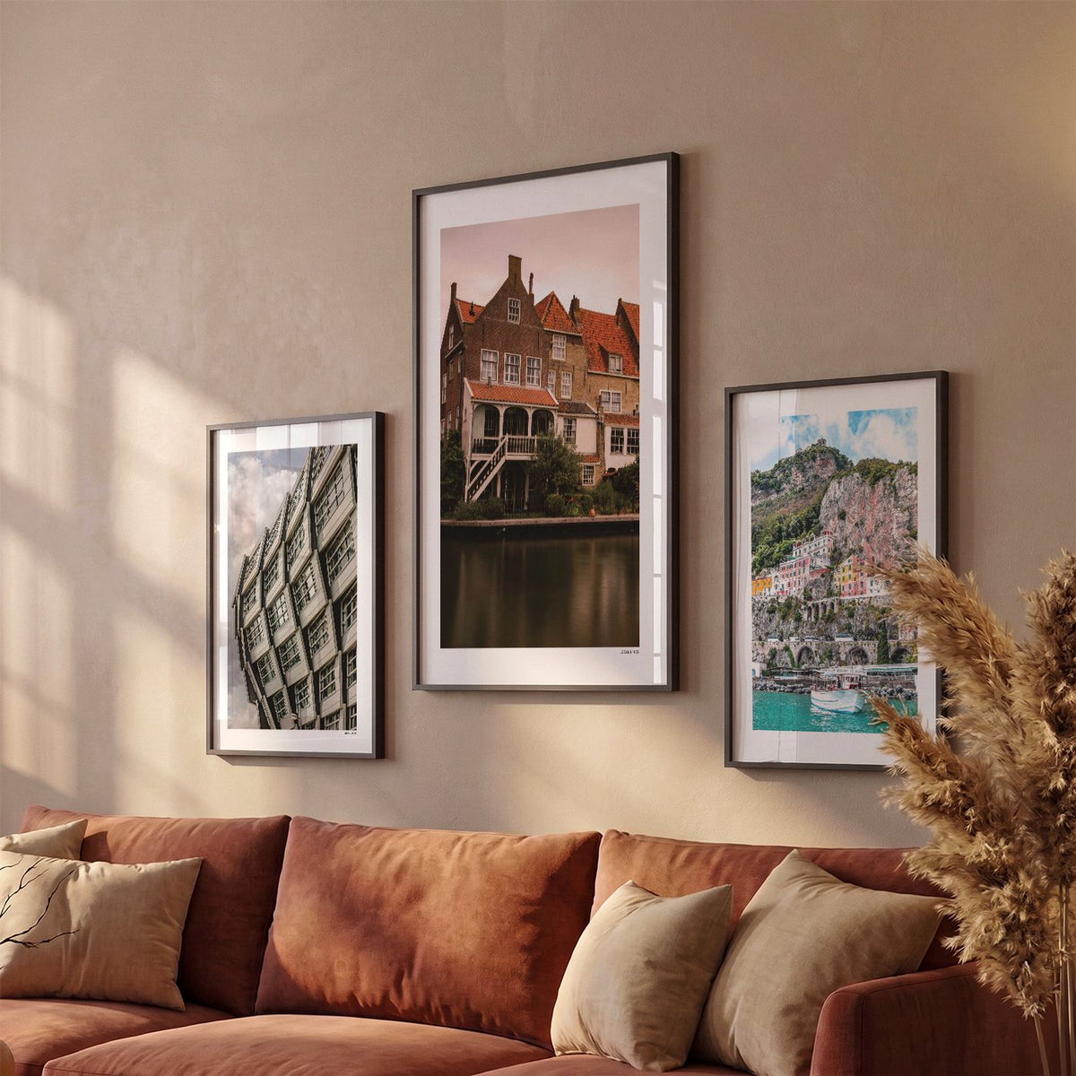 Drie Alkmaar Klassiek fotoposters boven bank wanddecoratie - Kleur