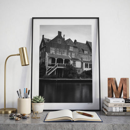 Alkmaar Klassiek fotoposter op bureau in kamer - Zwart-Wit