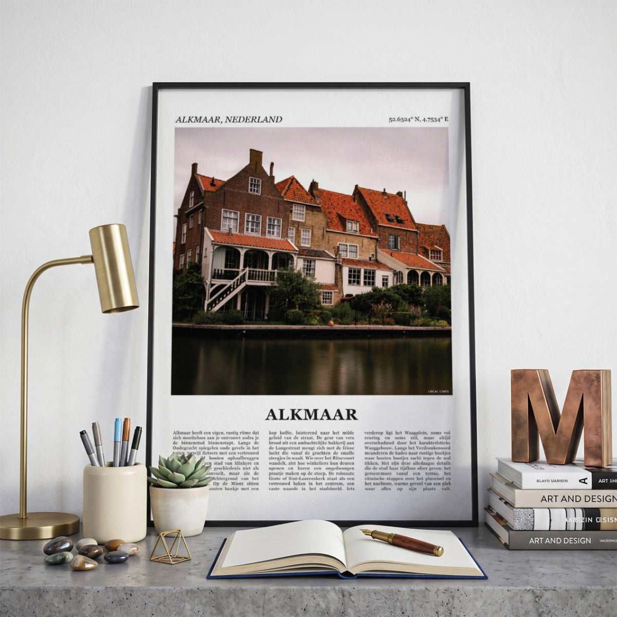Ingelijste Alkmaar Fotoposter – Kleur op een bureau in zwarte fotolijst