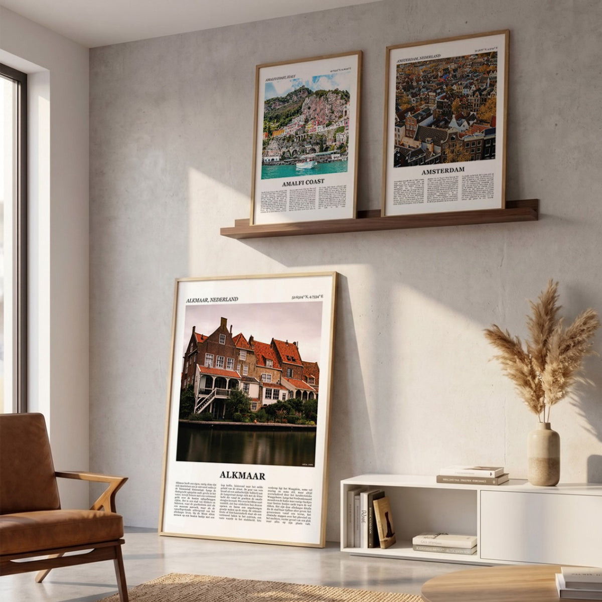 Drie ingelijste posters boven de bank in de woonkamer met Alkmaar Fotoposter – Kleur in het groot