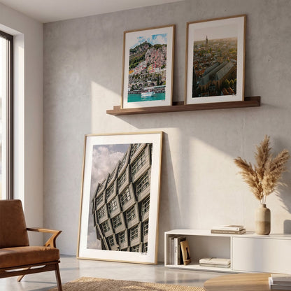 Drie fotoposters in woonkamer interieur - Kleur