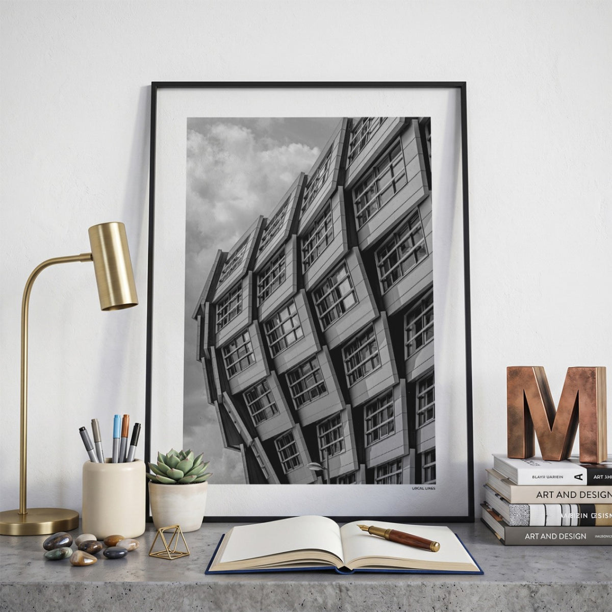 Almere Klassiek fotoposter op bureau in kamer - Zwart-Wit