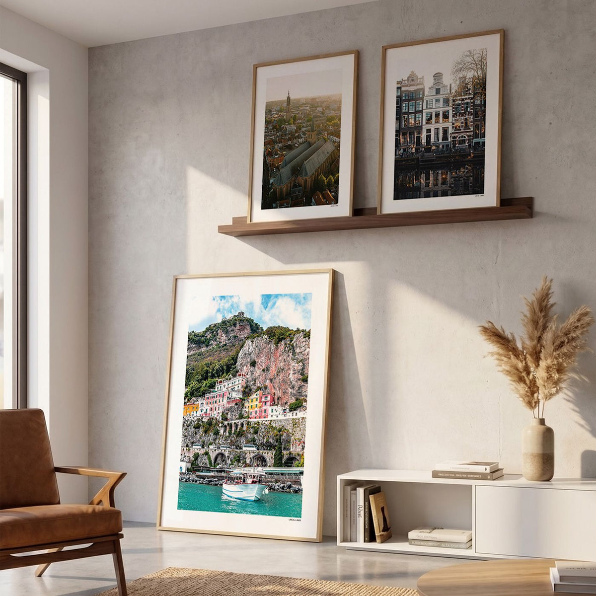 Drie fotoposters in woonkamer interieur - Kleur