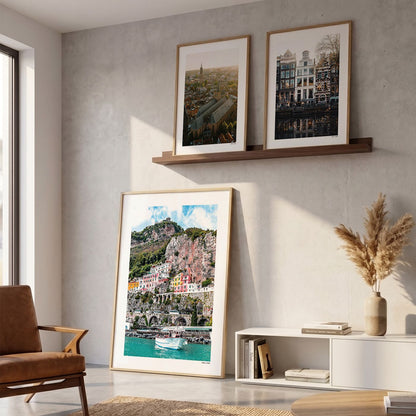 Drie fotoposters in woonkamer interieur - Kleur