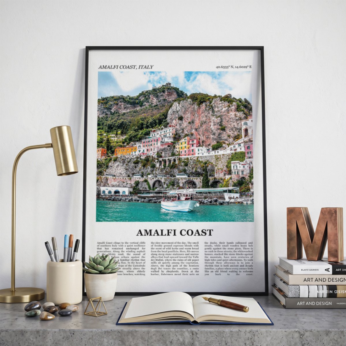 Ingelijste Amalfikust Fotoposter – Kleur op een bureau in zwarte fotolijst