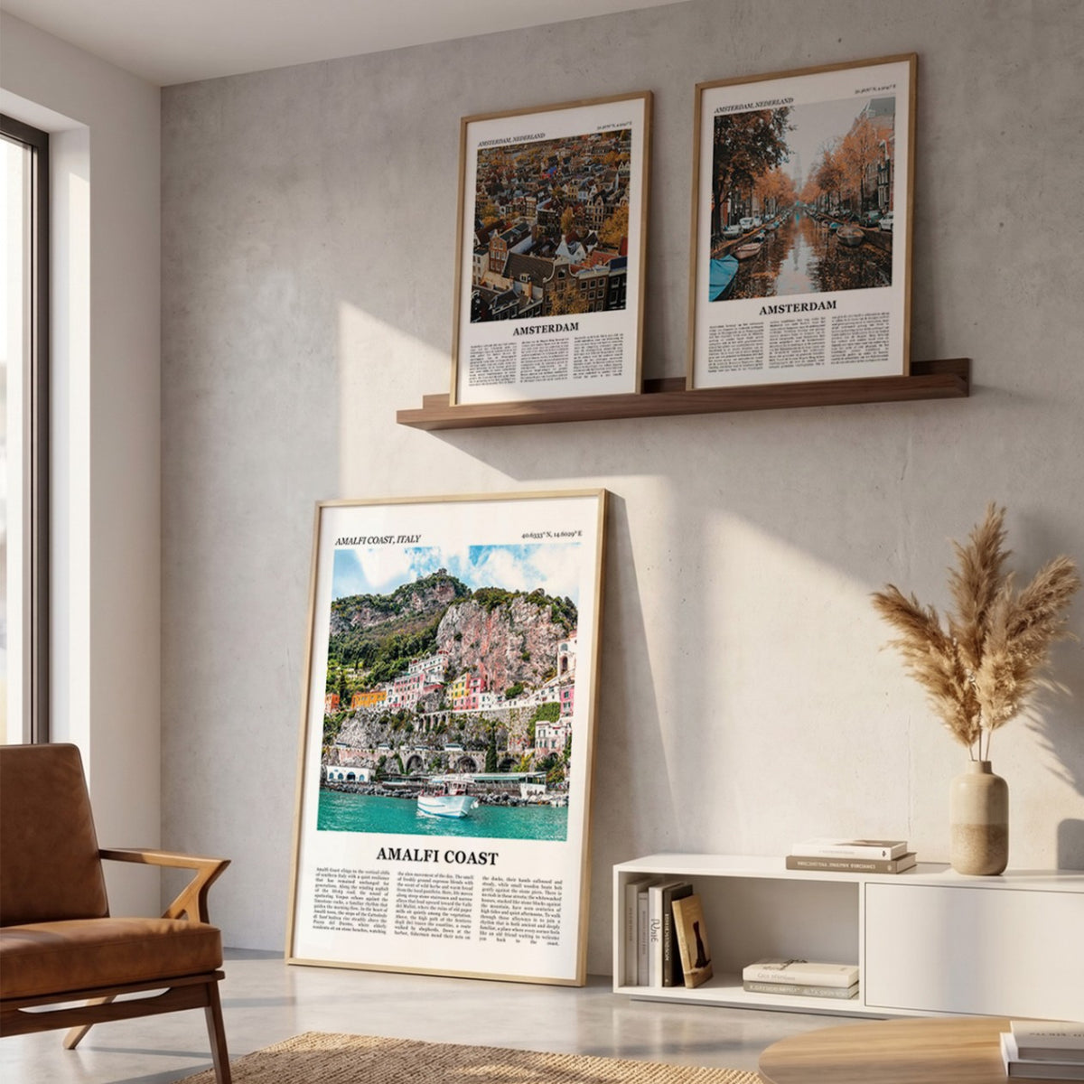 Drie ingelijste posters boven de bank in de woonkamer met Amalfikust Fotoposter – Kleur in het groot