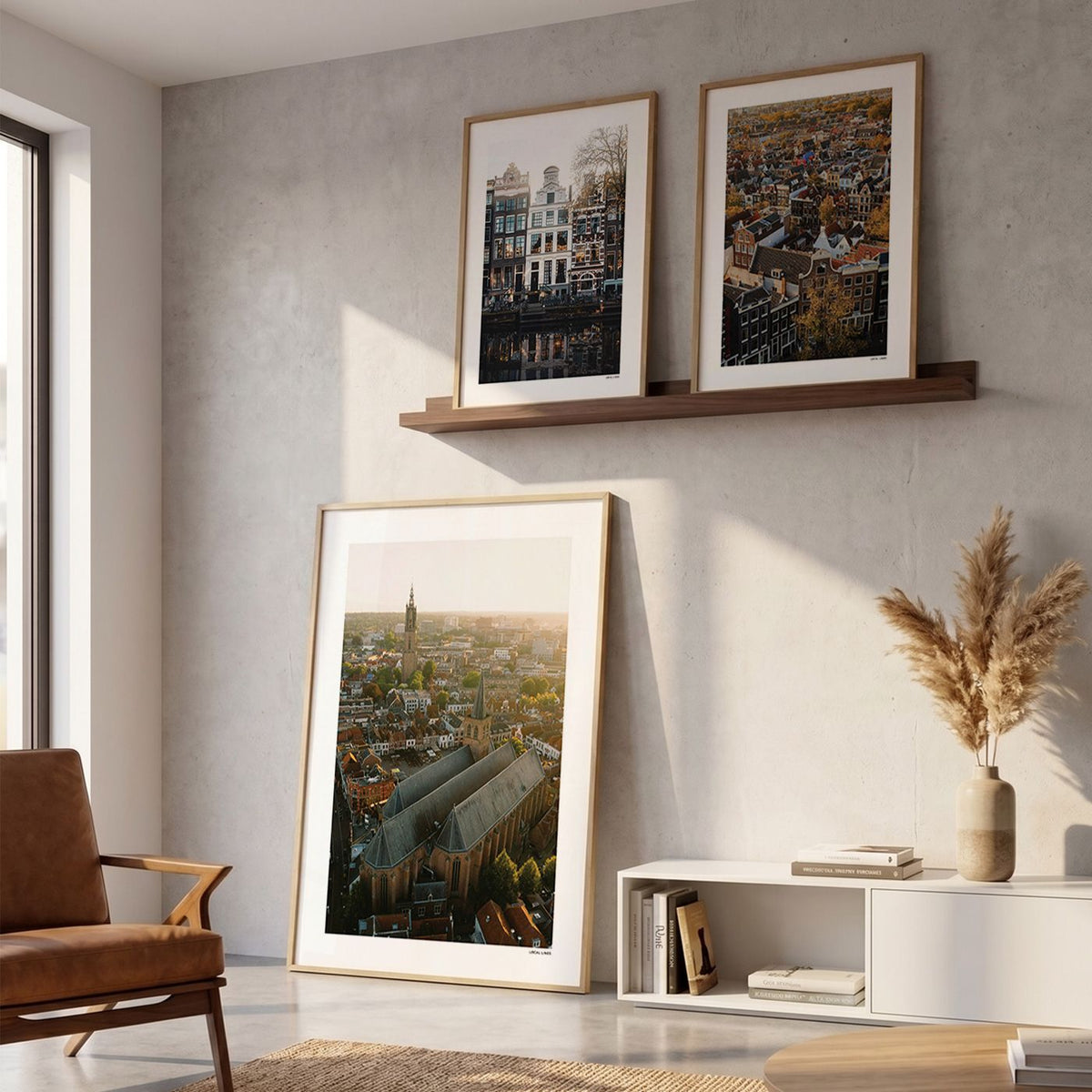 Drie fotoposters in woonkamer interieur - Kleur