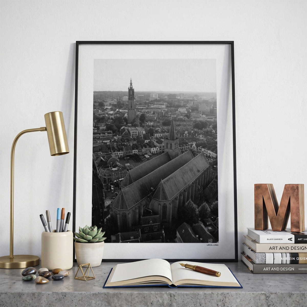 Amersfoort Klassiek fotoposter op bureau in kamer - Zwart-Wit